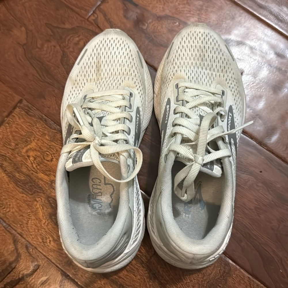 Brooks tennis shoes